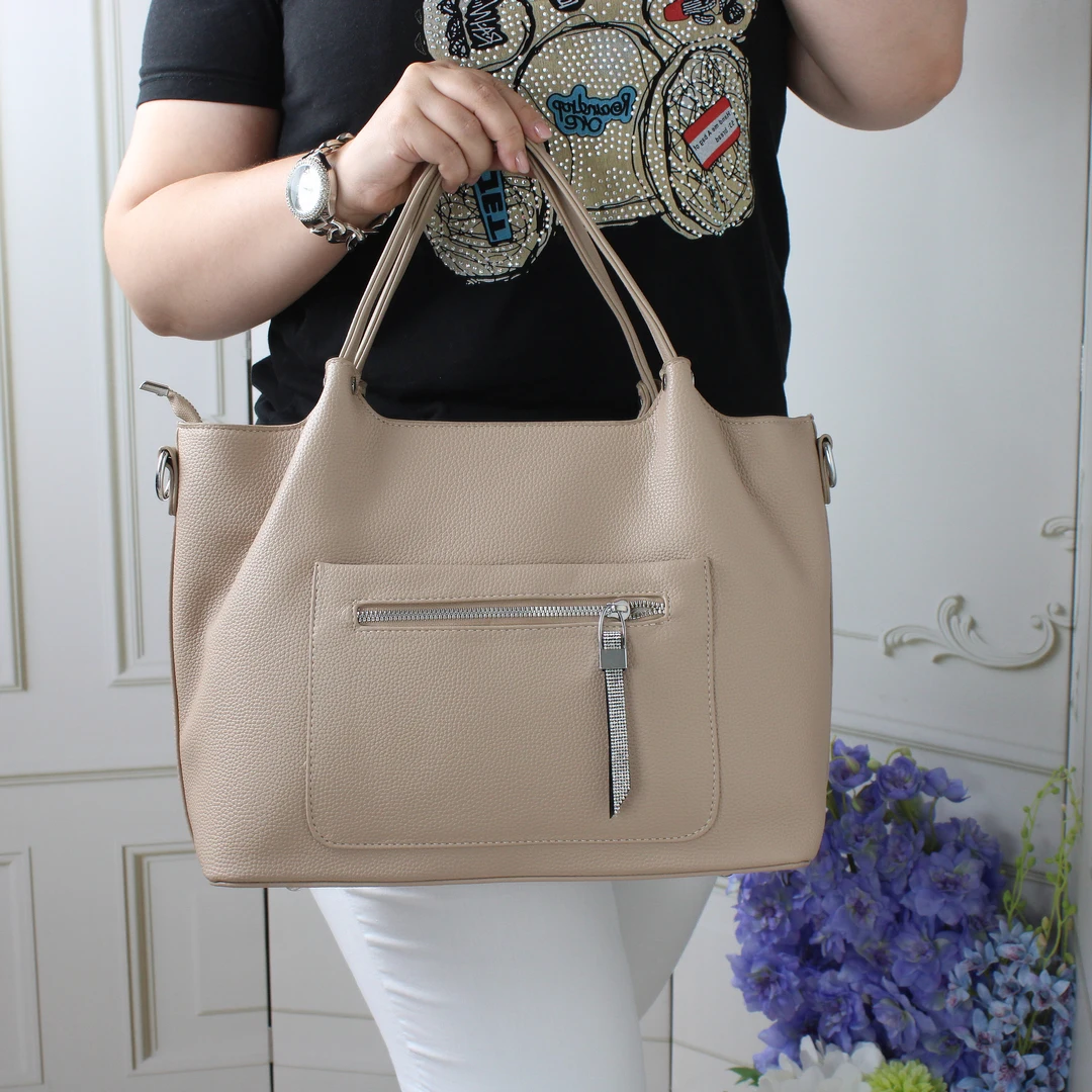 Беж жіноча сумка-класика: універсальна модель з еко шкіри для мінімалізму
