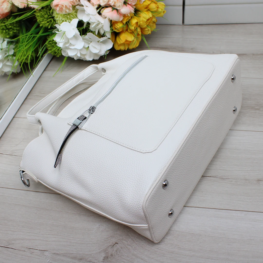 Біла жіноча сумка для навчання: стильна класична модель з еко шкіри
