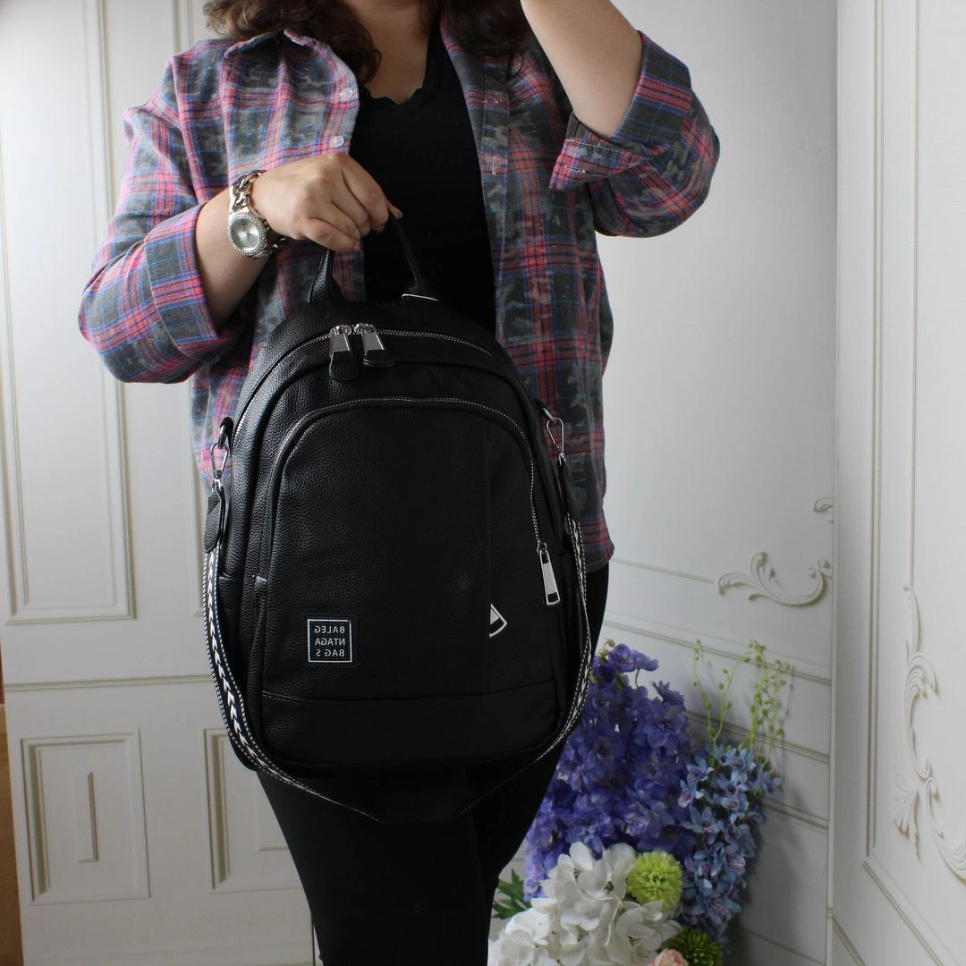 Жіноча сумка-рюкзак для роботи: чорна універсальна модель з еко шкіри