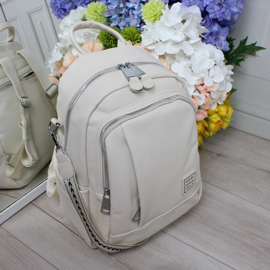 Молочна жіноча сумка-рюкзак для мами: стильна та містка модель