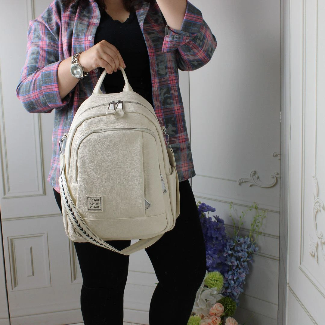 Молочна жіноча сумка-рюкзак для мами: стильна та містка модель