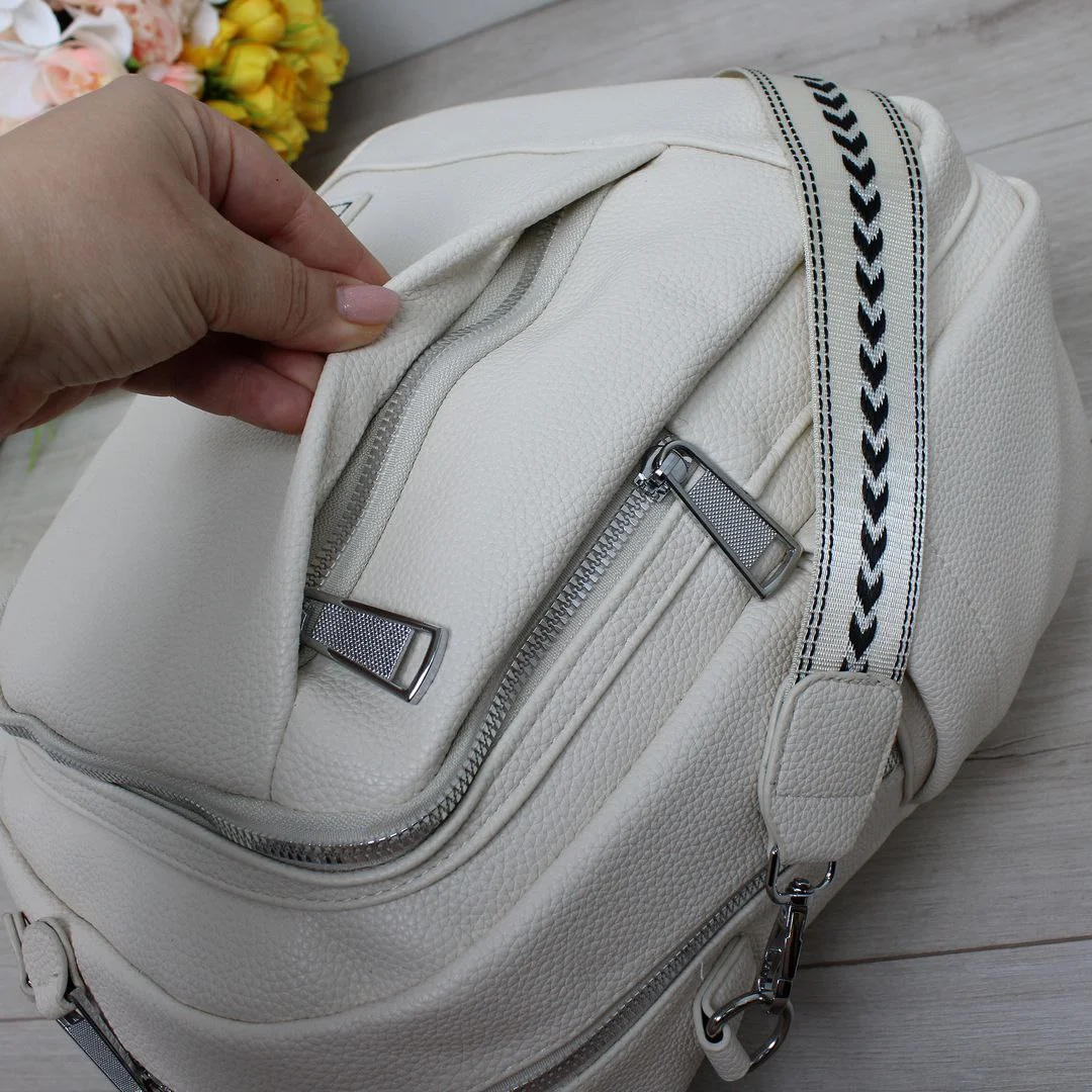 Молочна жіноча сумка-рюкзак для мами: стильна та містка модель