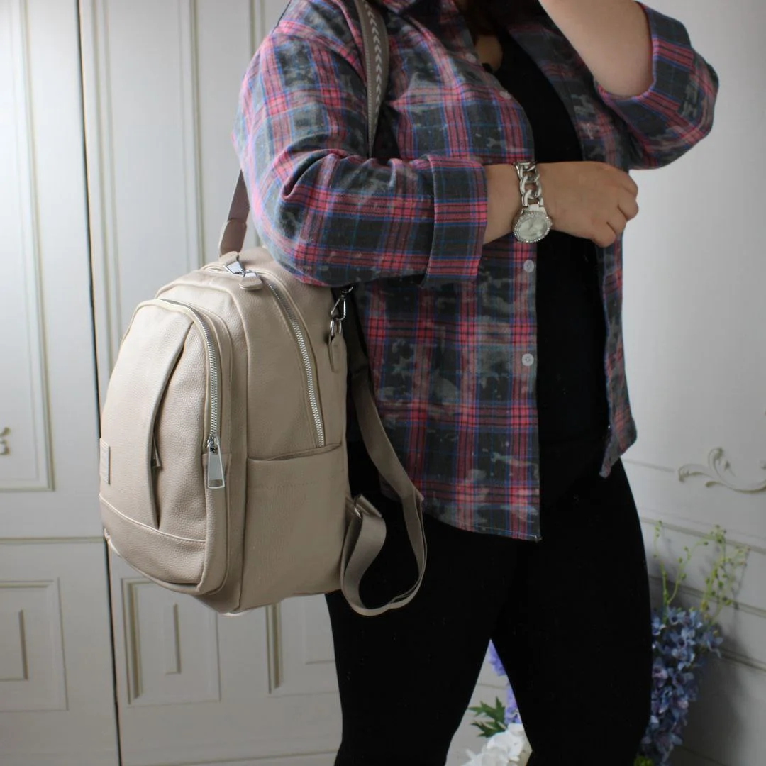 Жіноча сумка-рюкзак бежева: універсальна модель з еко шкіри 2в1