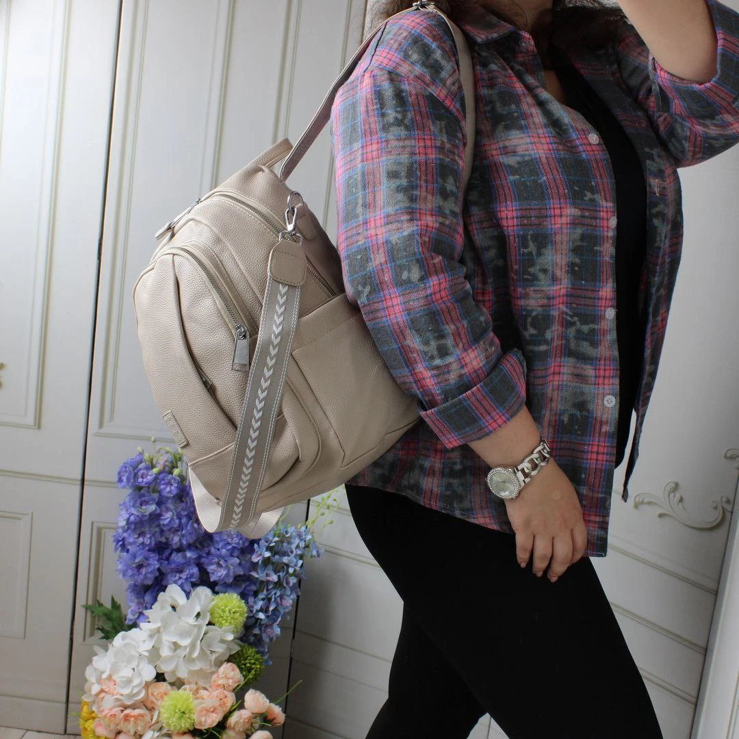 Жіноча сумка-рюкзак бежева: універсальна модель з еко шкіри 2в1