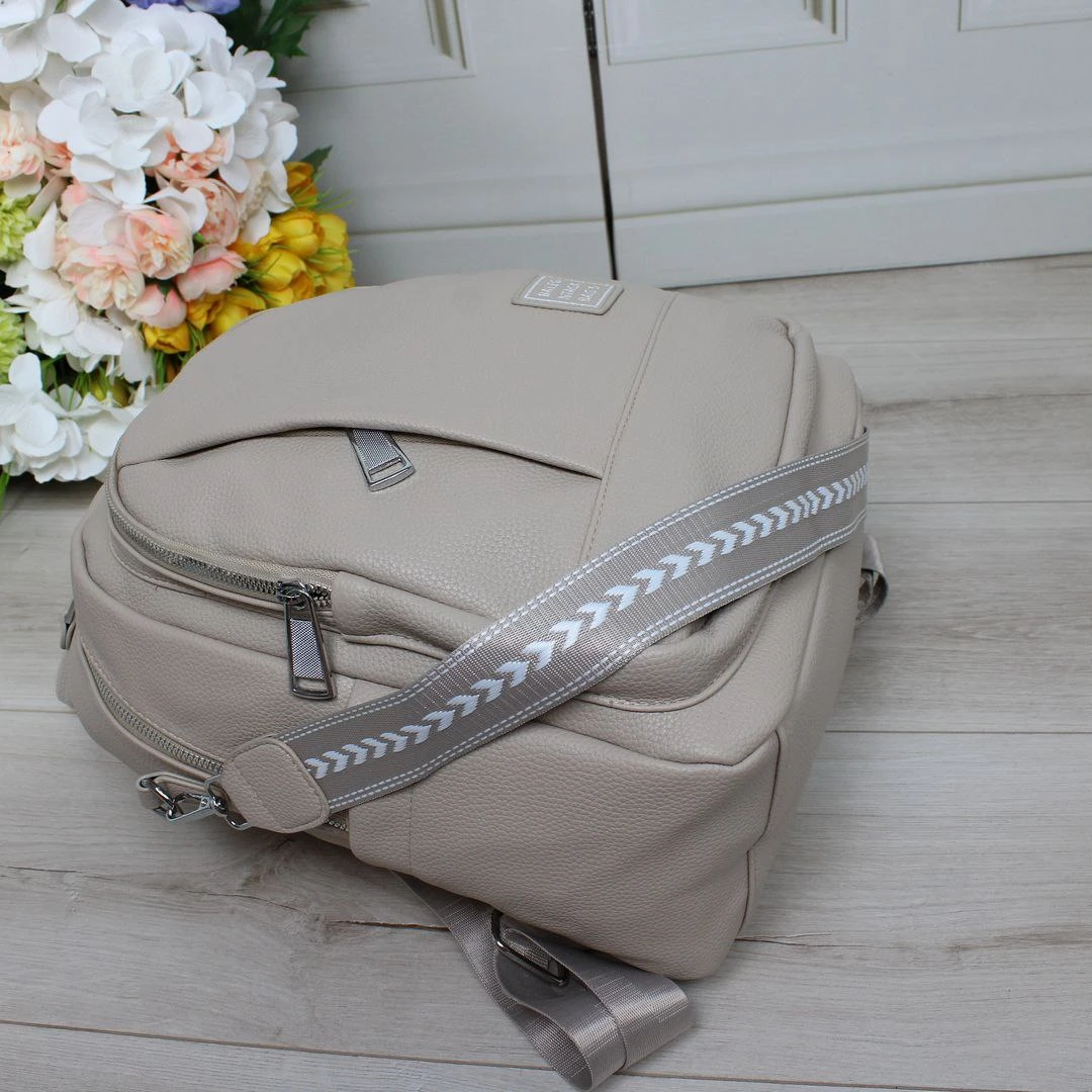 Жіноча сумка-рюкзак бежева: універсальна модель з еко шкіри 2в1