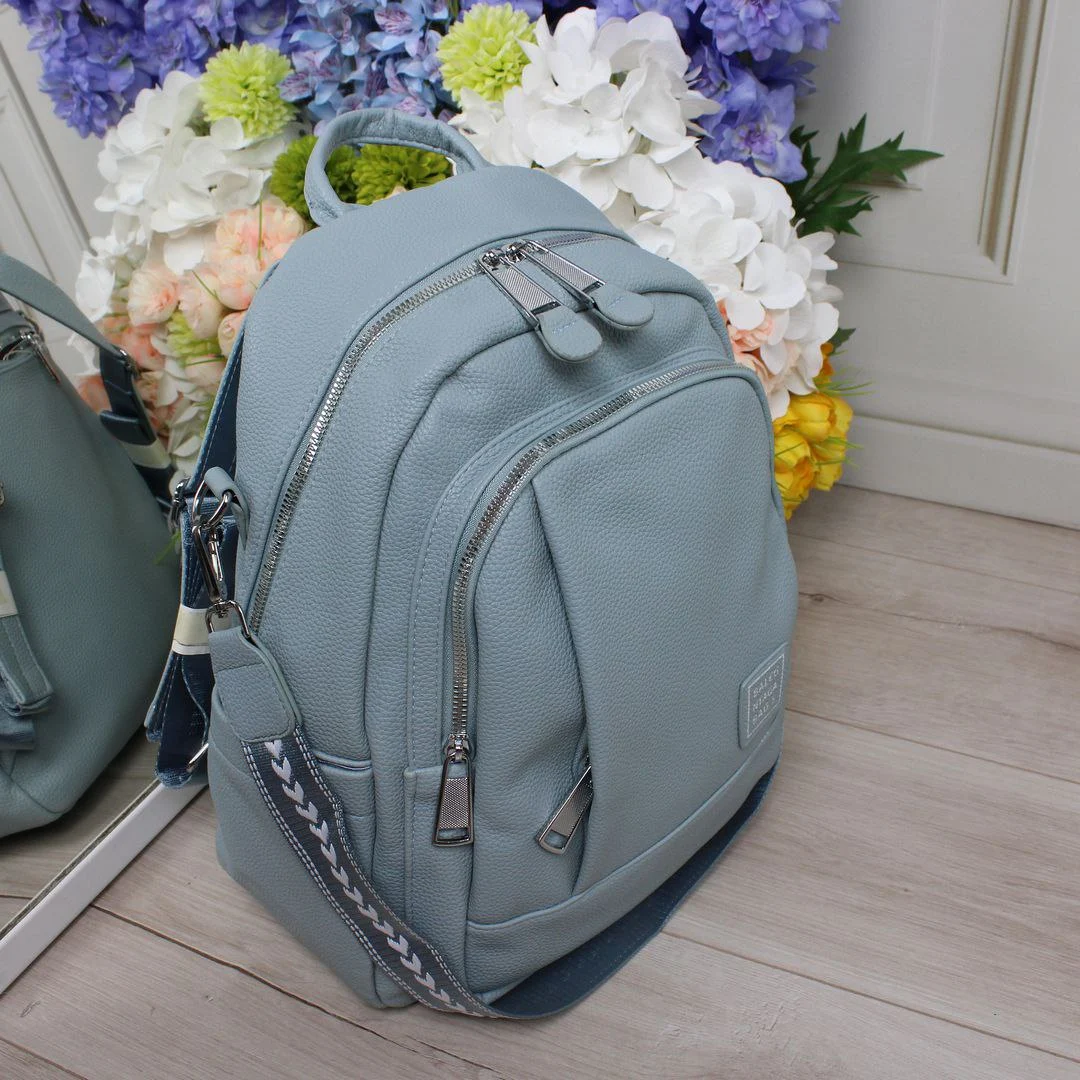 Блакитна жіноча сумка-рюкзак для подорожей: містка та зручна