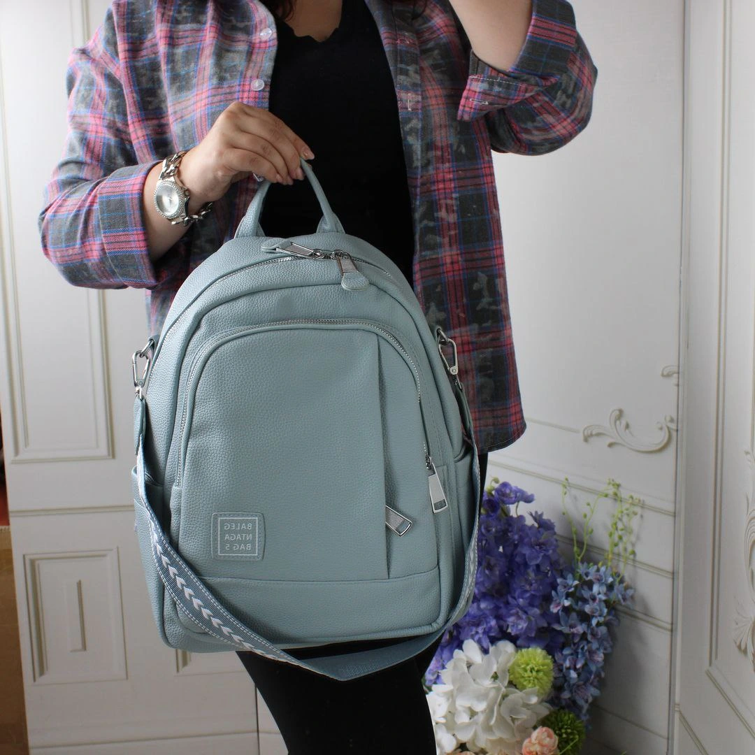 Блакитна жіноча сумка-рюкзак для подорожей: містка та зручна