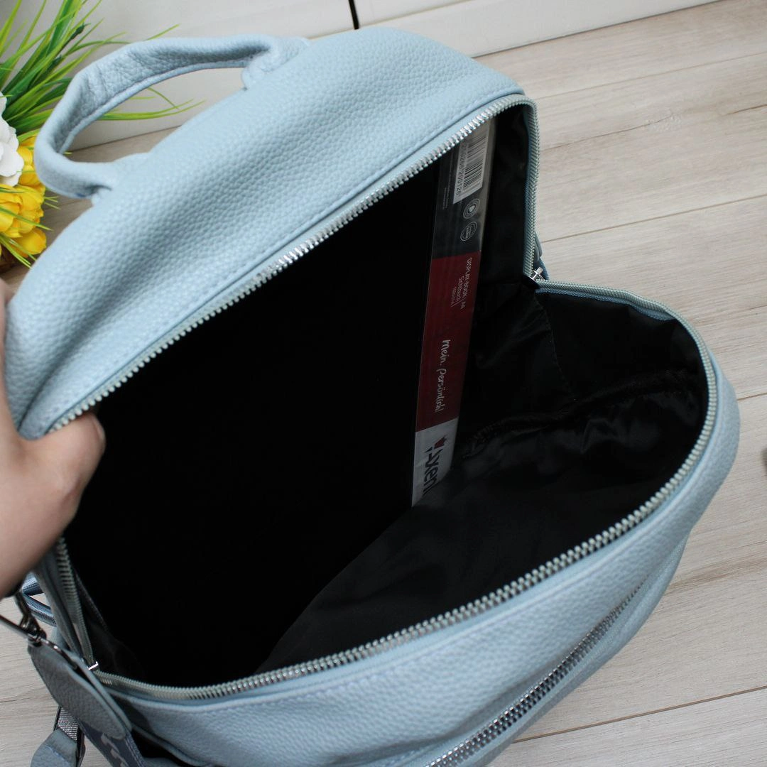 Блакитна жіноча сумка-рюкзак для подорожей: містка та зручна