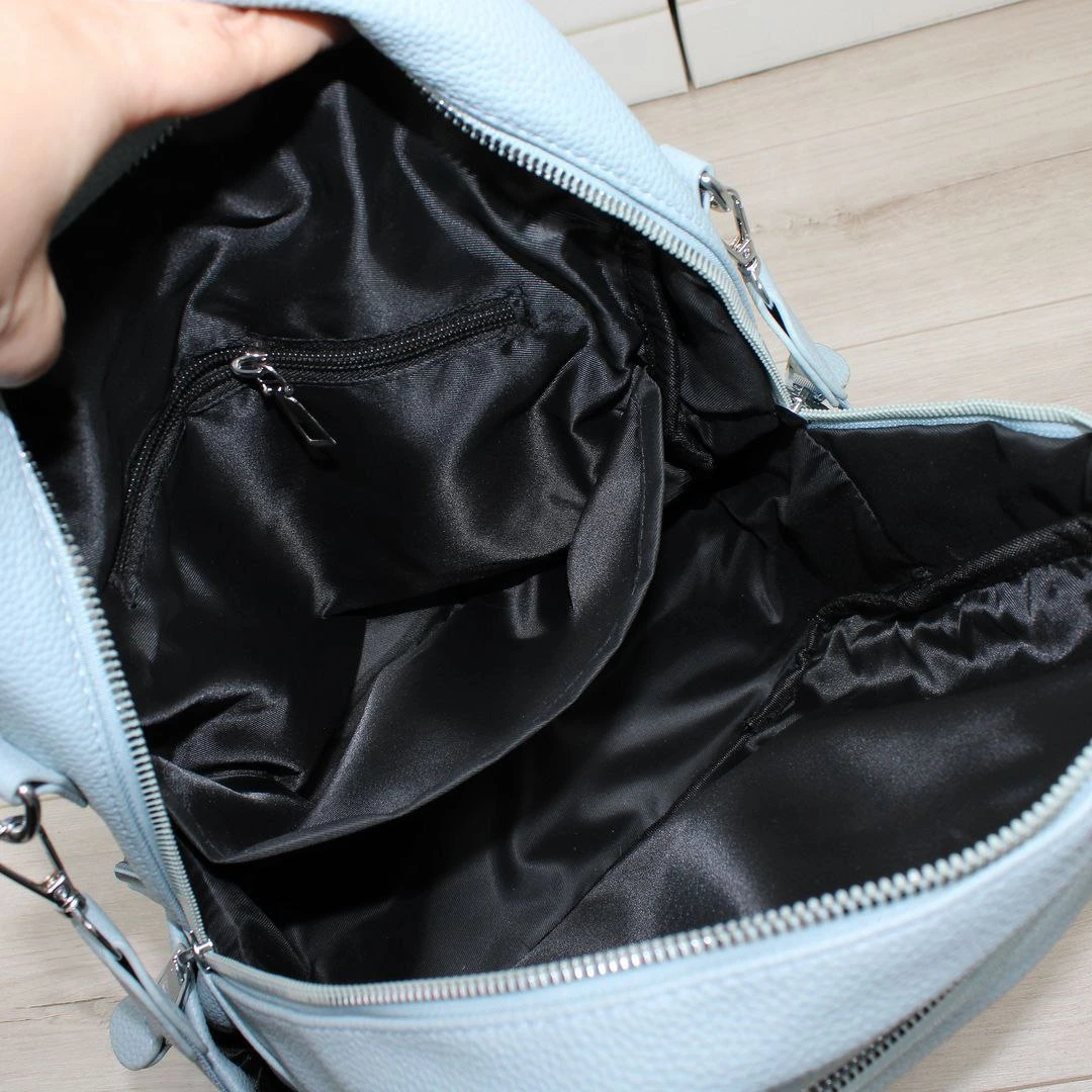 Блакитна жіноча сумка-рюкзак для подорожей: містка та зручна