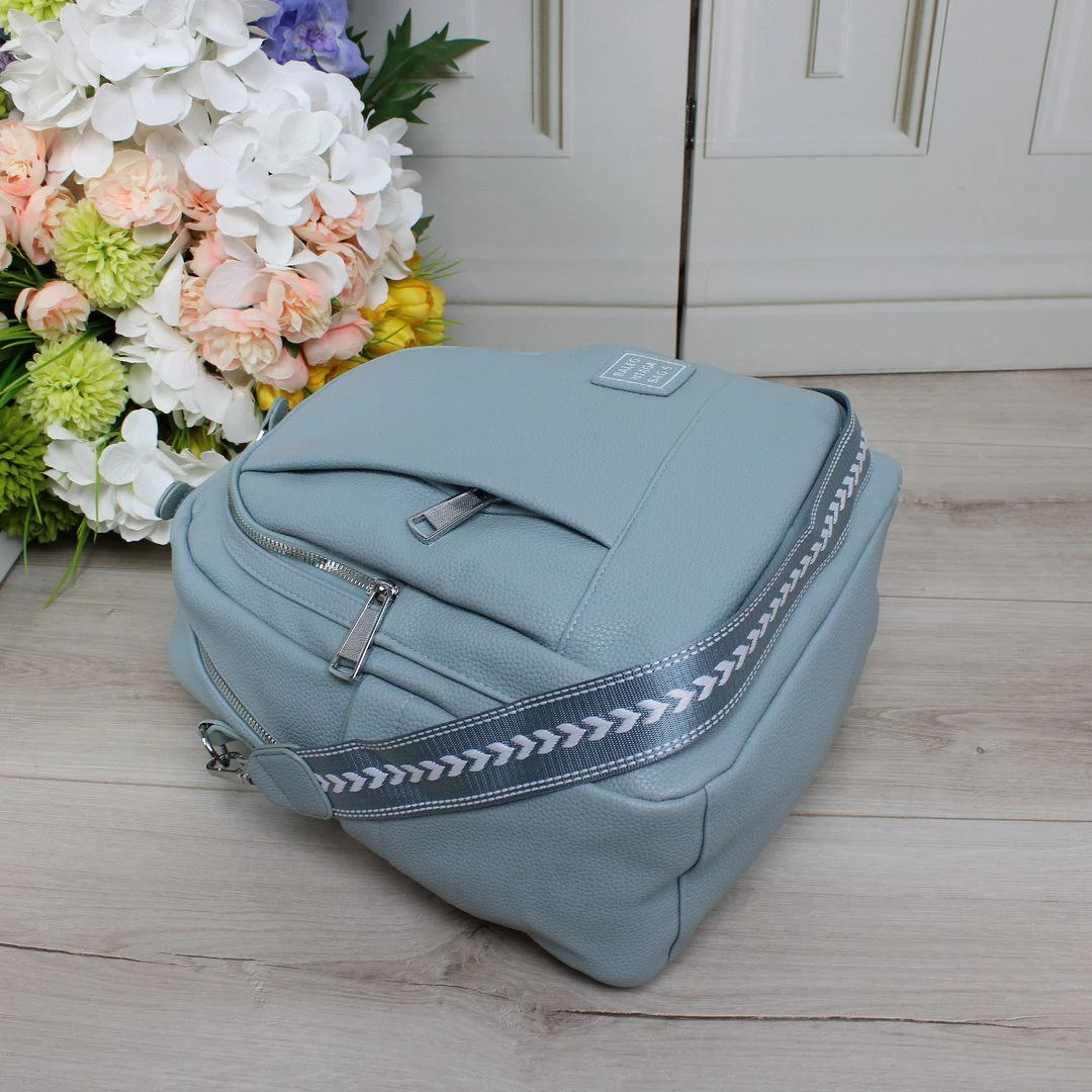 Блакитна жіноча сумка-рюкзак для подорожей: містка та зручна