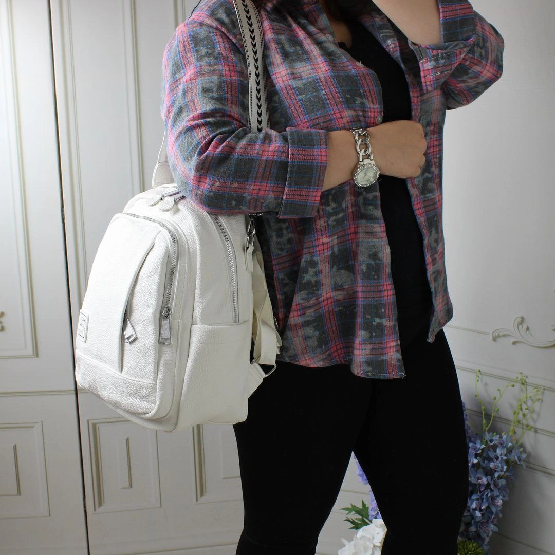 Біла жіноча сумка-рюкзак для стильних образів: елегантна модель