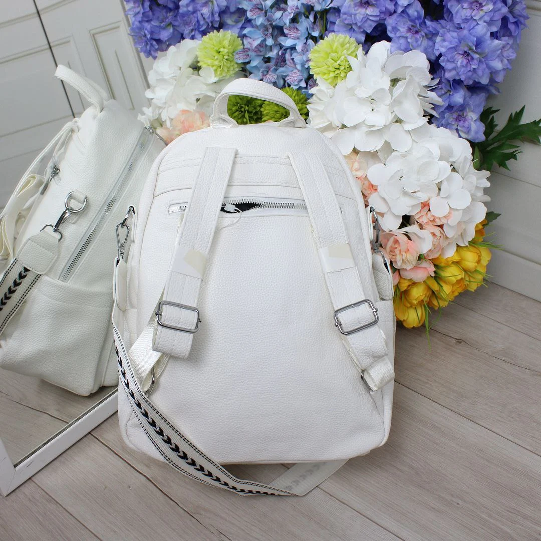Біла жіноча сумка-рюкзак для стильних образів: елегантна модель