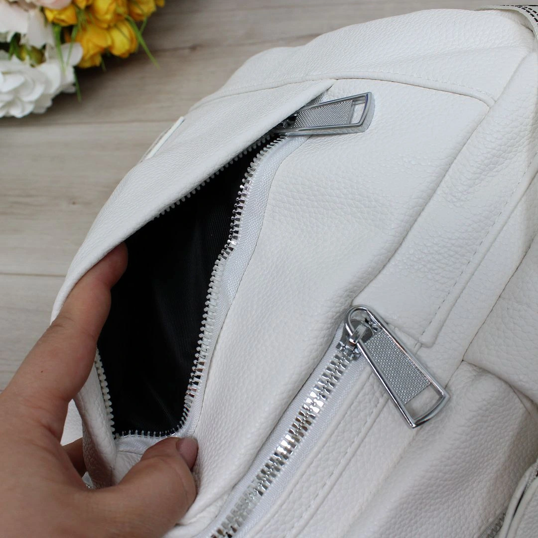 Біла жіноча сумка-рюкзак для стильних образів: елегантна модель