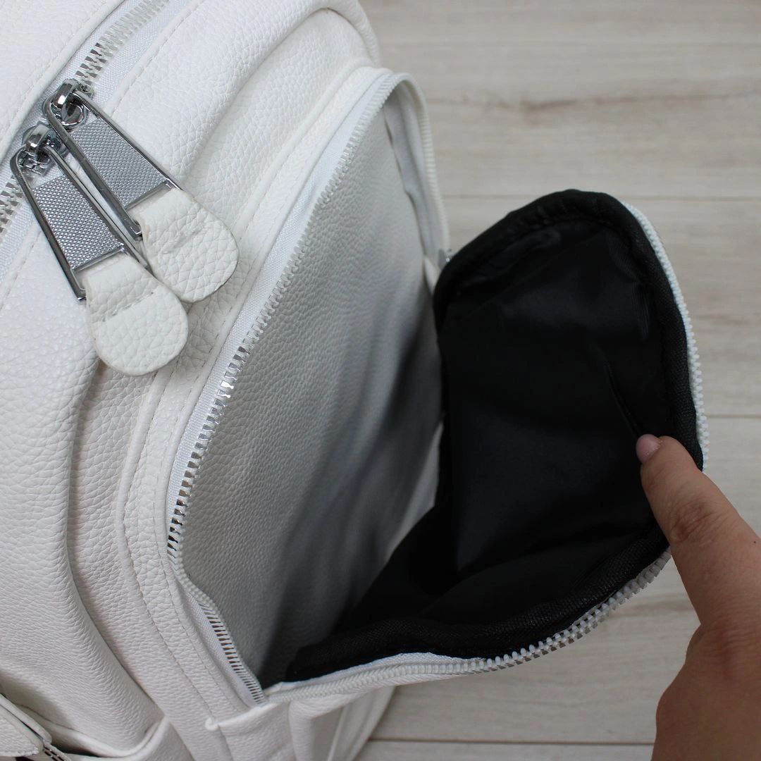 Біла жіноча сумка-рюкзак для стильних образів: елегантна модель