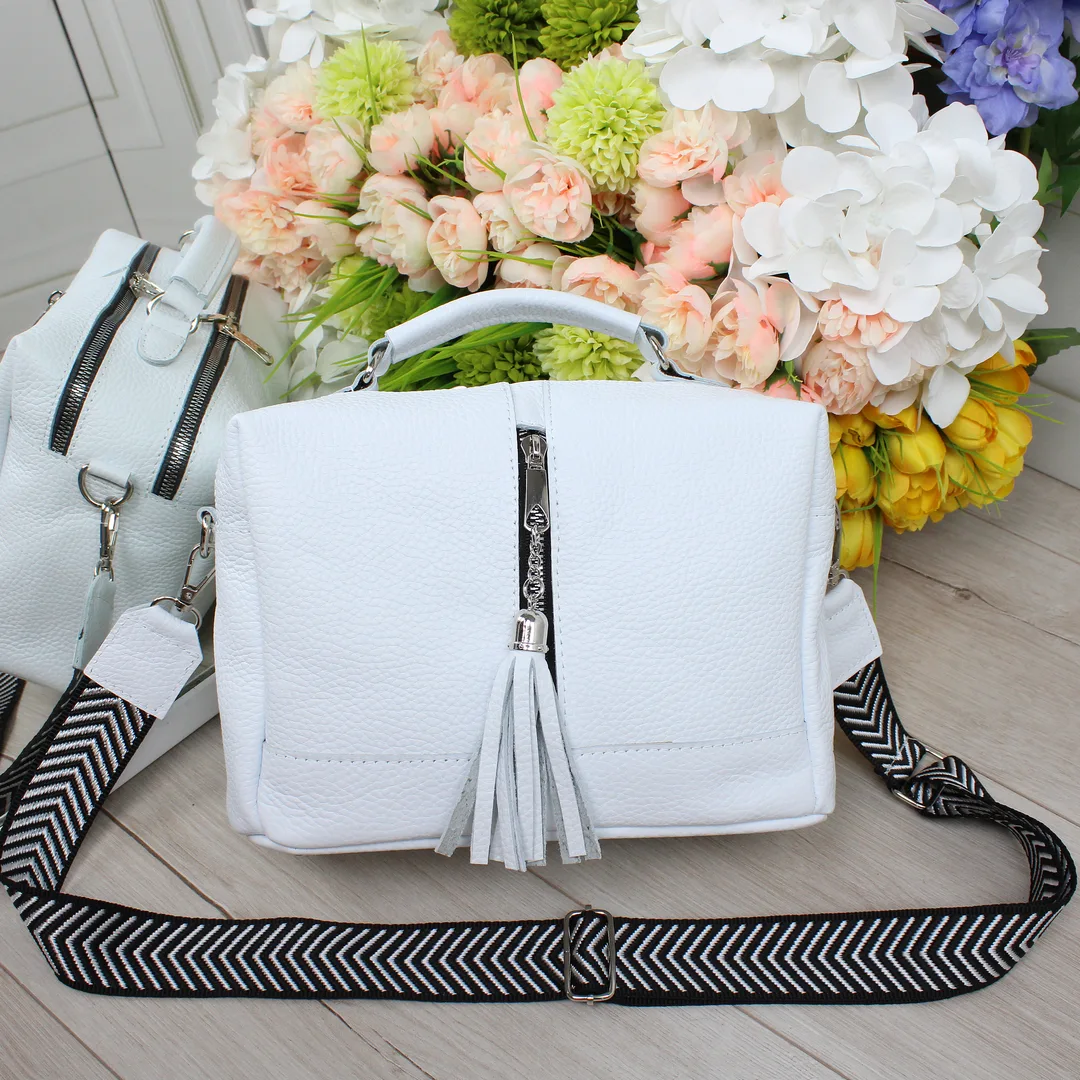 Біла сумка-кросбоді для святкових виходів та побачень