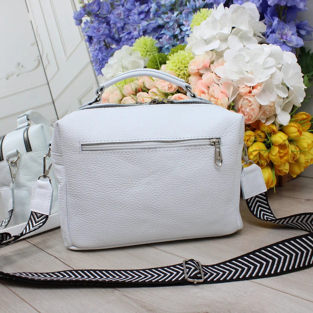 Біла сумка-кросбоді для святкових виходів та побачень