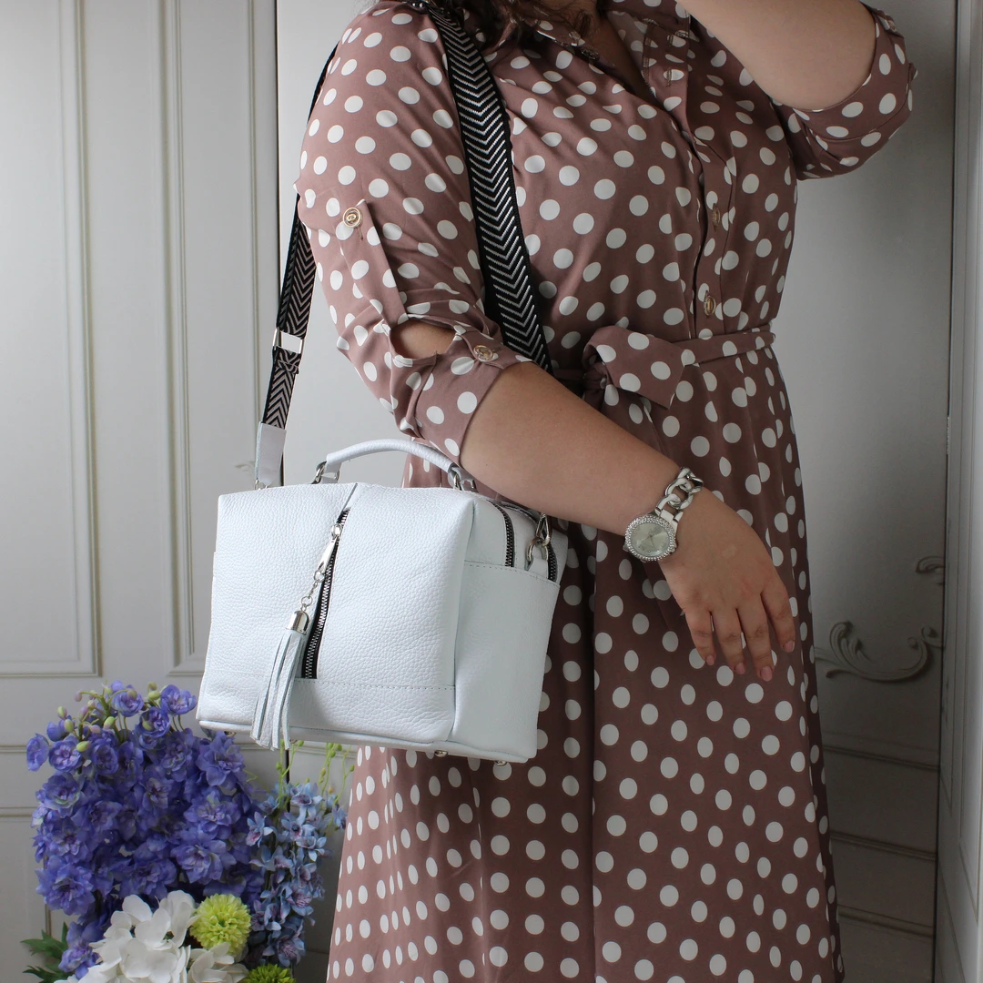 Біла сумка-кросбоді для святкових виходів та побачень