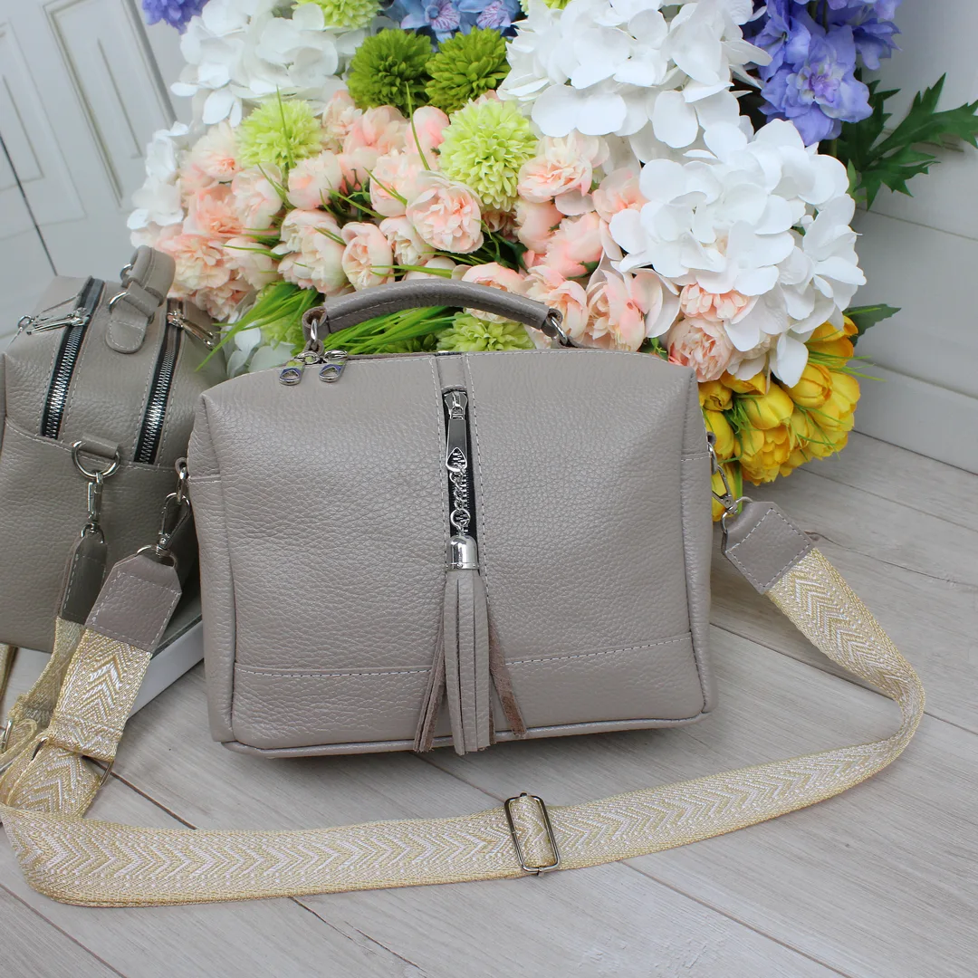 Сумка через плече кольору капучіно для міських прогулянок