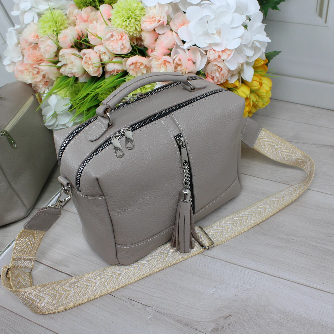 Сумка через плече кольору капучіно для міських прогулянок