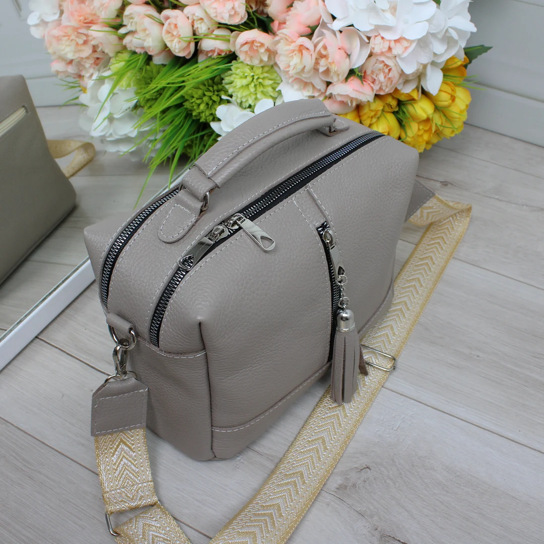 Сумка через плече кольору капучіно для міських прогулянок