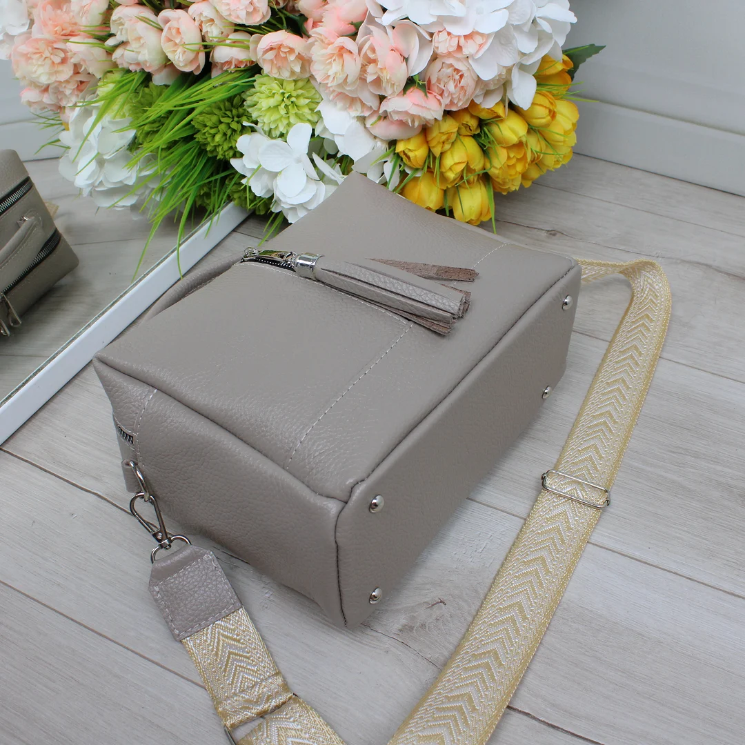 Сумка через плече кольору капучіно для міських прогулянок