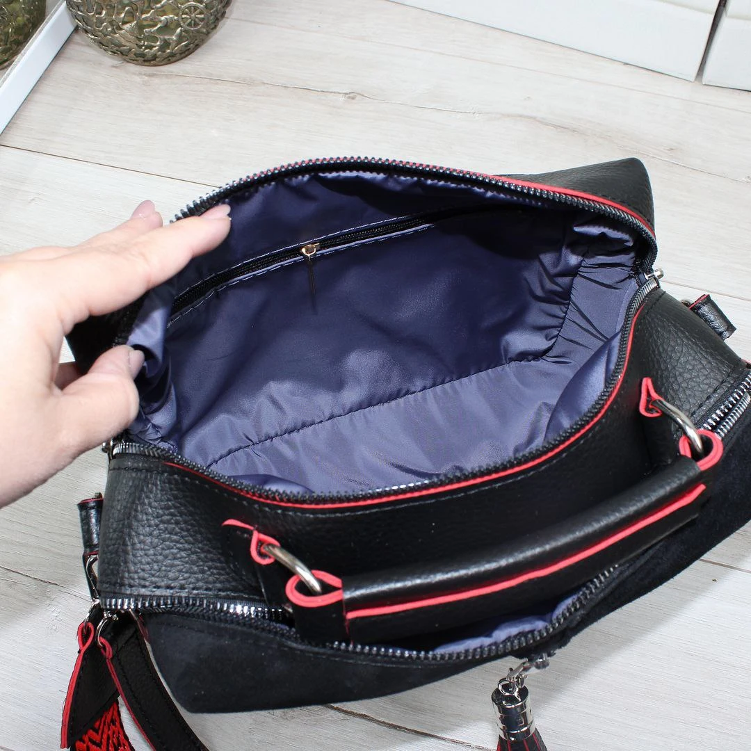 Жіноча сумка через плече чорна з червоним акцентом для сміливих