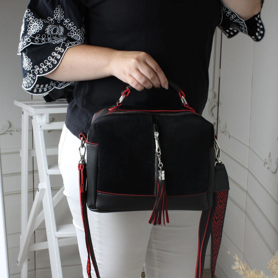 Жіноча сумка через плече чорна з червоним акцентом для сміливих