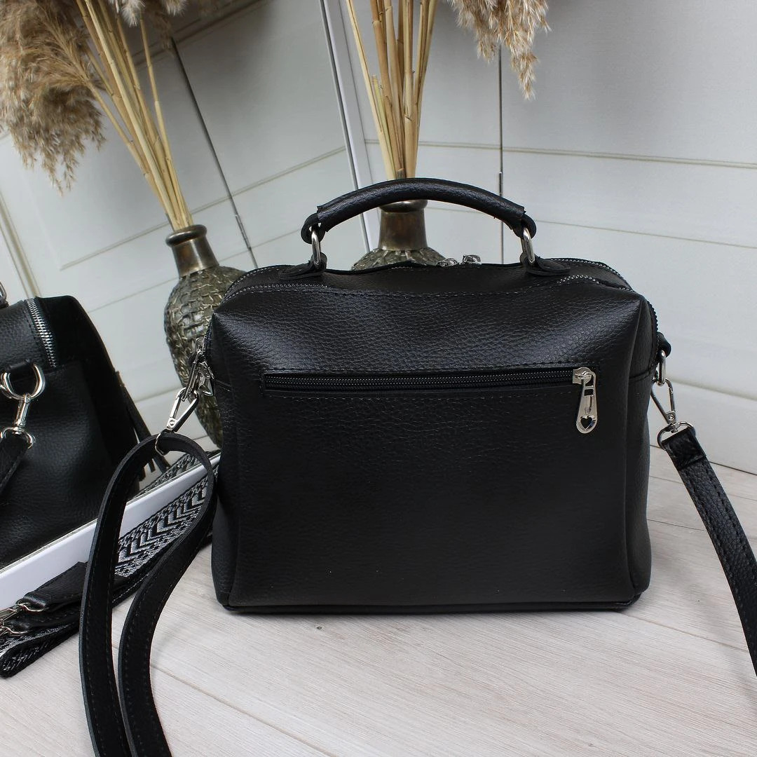 Сумка через плече чорна для студентки: містка та стильна