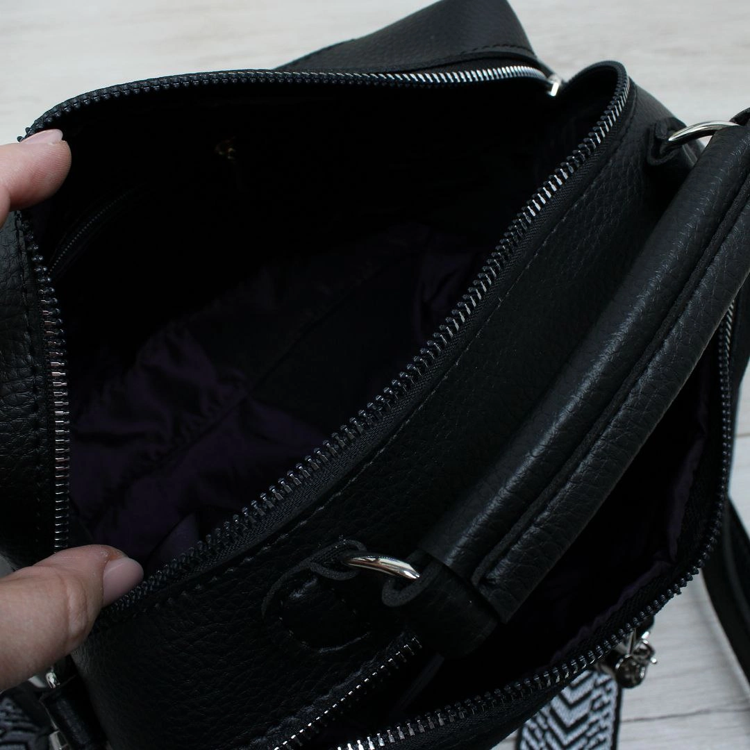 Сумка через плече чорна для студентки: містка та стильна
