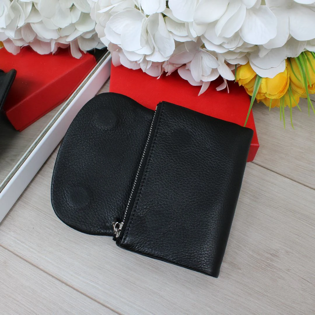 Класичний чорний гаманець з натуральної шкіри