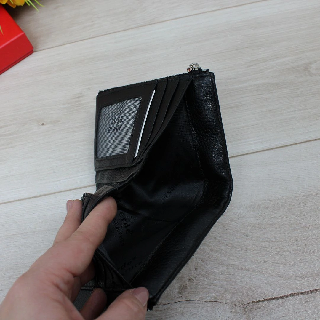 Класичний чорний гаманець з натуральної шкіри