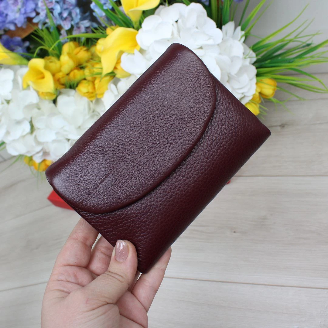 Жіночий бордовий гаманець — зручне рішення для організованих жінок
