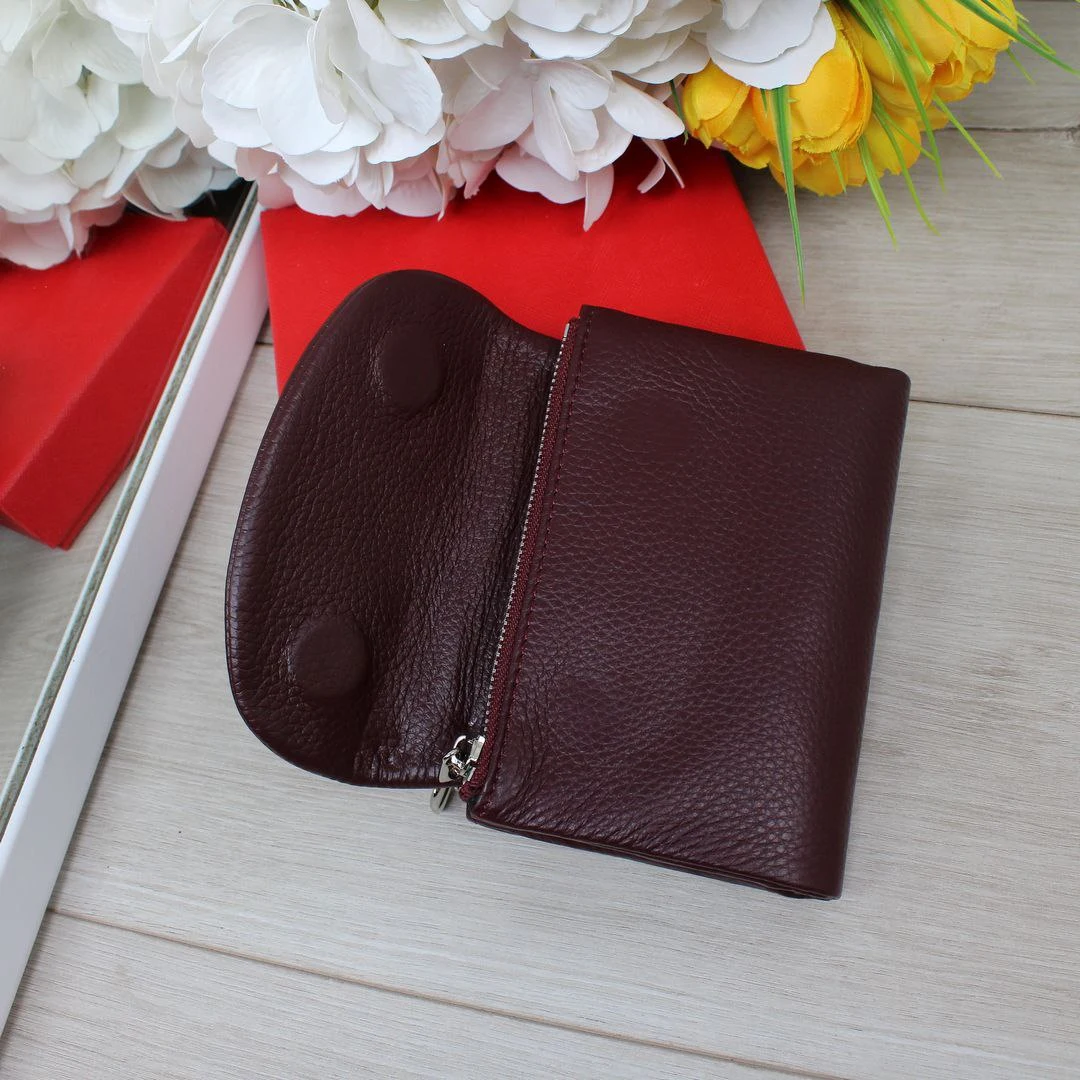 Жіночий бордовий гаманець — зручне рішення для організованих жінок