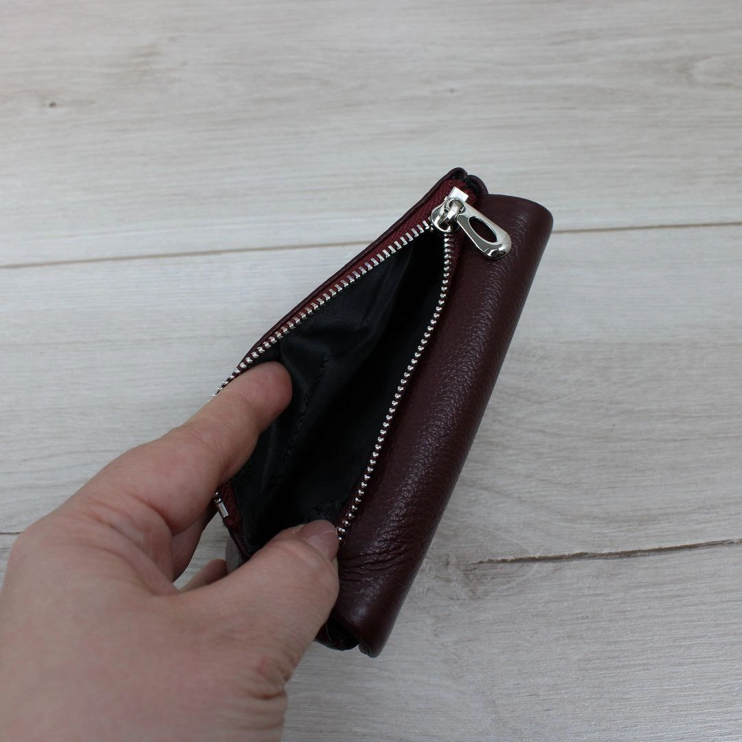 Жіночий бордовий гаманець — зручне рішення для організованих жінок