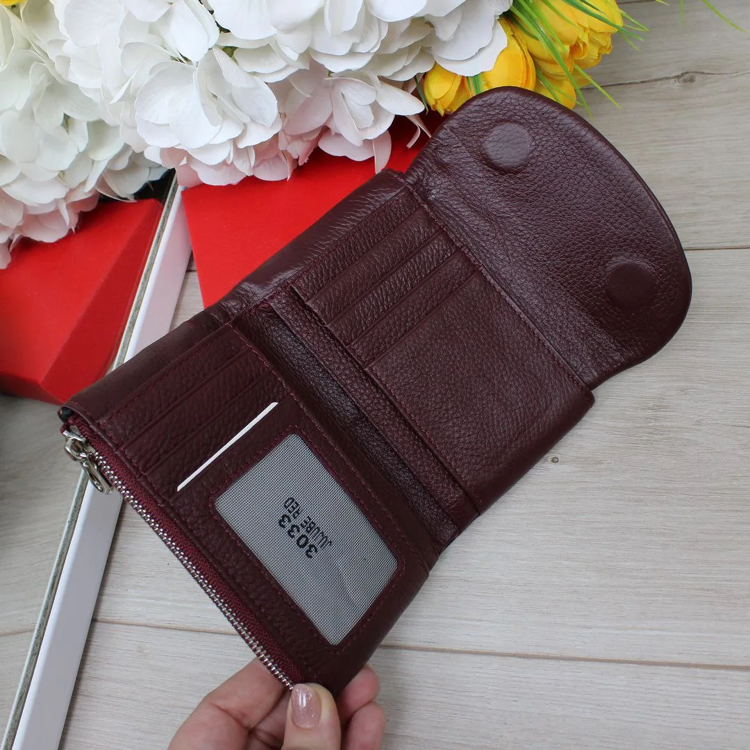 Жіночий бордовий гаманець — зручне рішення для організованих жінок