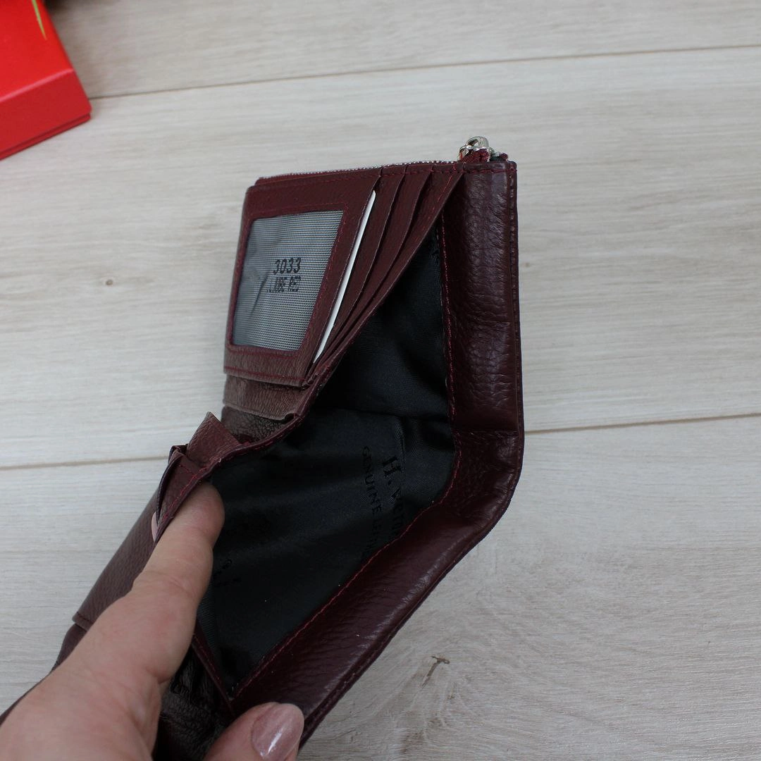 Жіночий бордовий гаманець — зручне рішення для організованих жінок