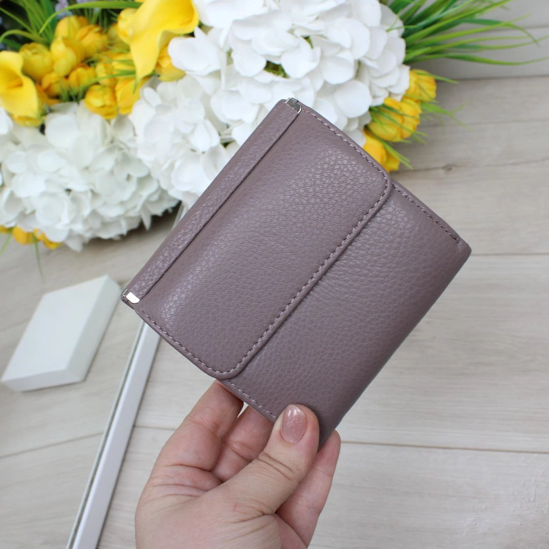 Елегантний гаманець кольору пудра для молодих мам