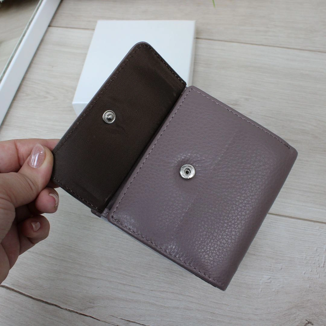 Елегантний гаманець кольору пудра для молодих мам