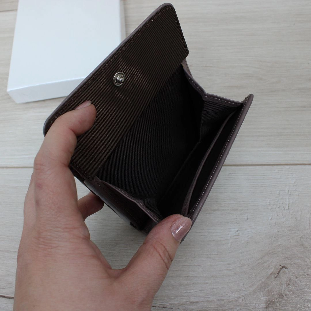 Елегантний гаманець кольору пудра для молодих мам