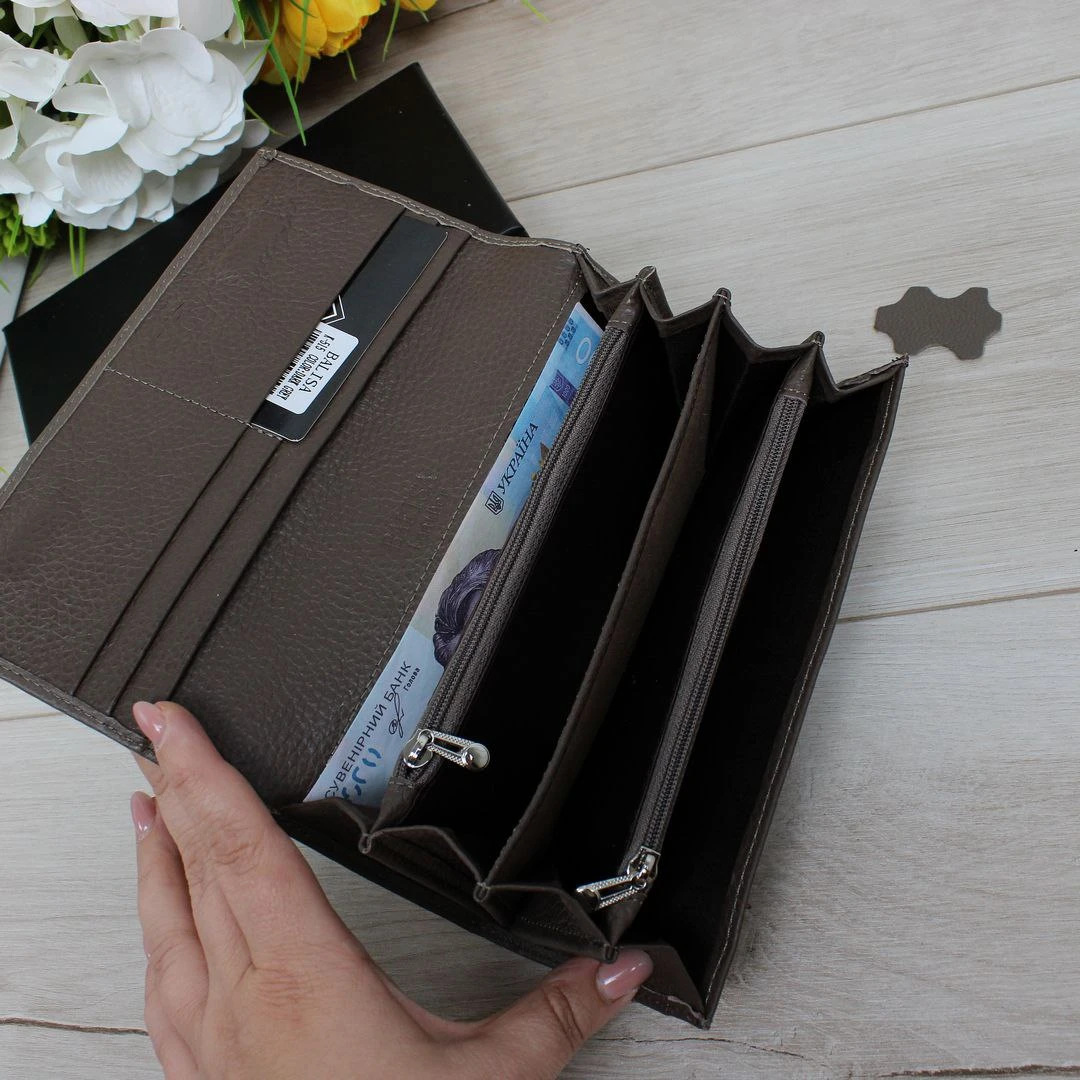 Жіночий гаманець сіро-коричневого кольору