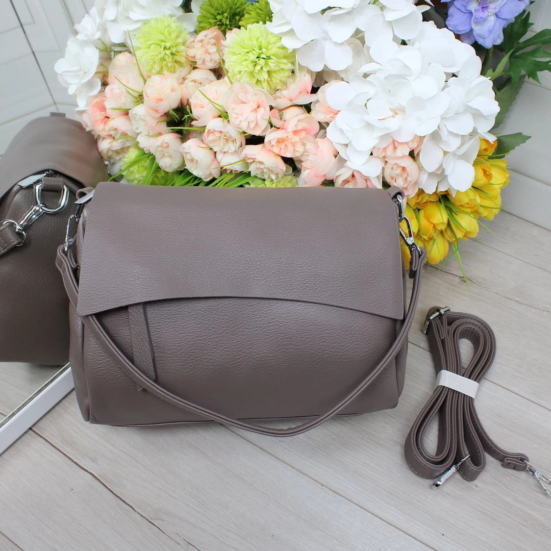 Жіноча сумка через плече містка з екошкіри кольору троянди