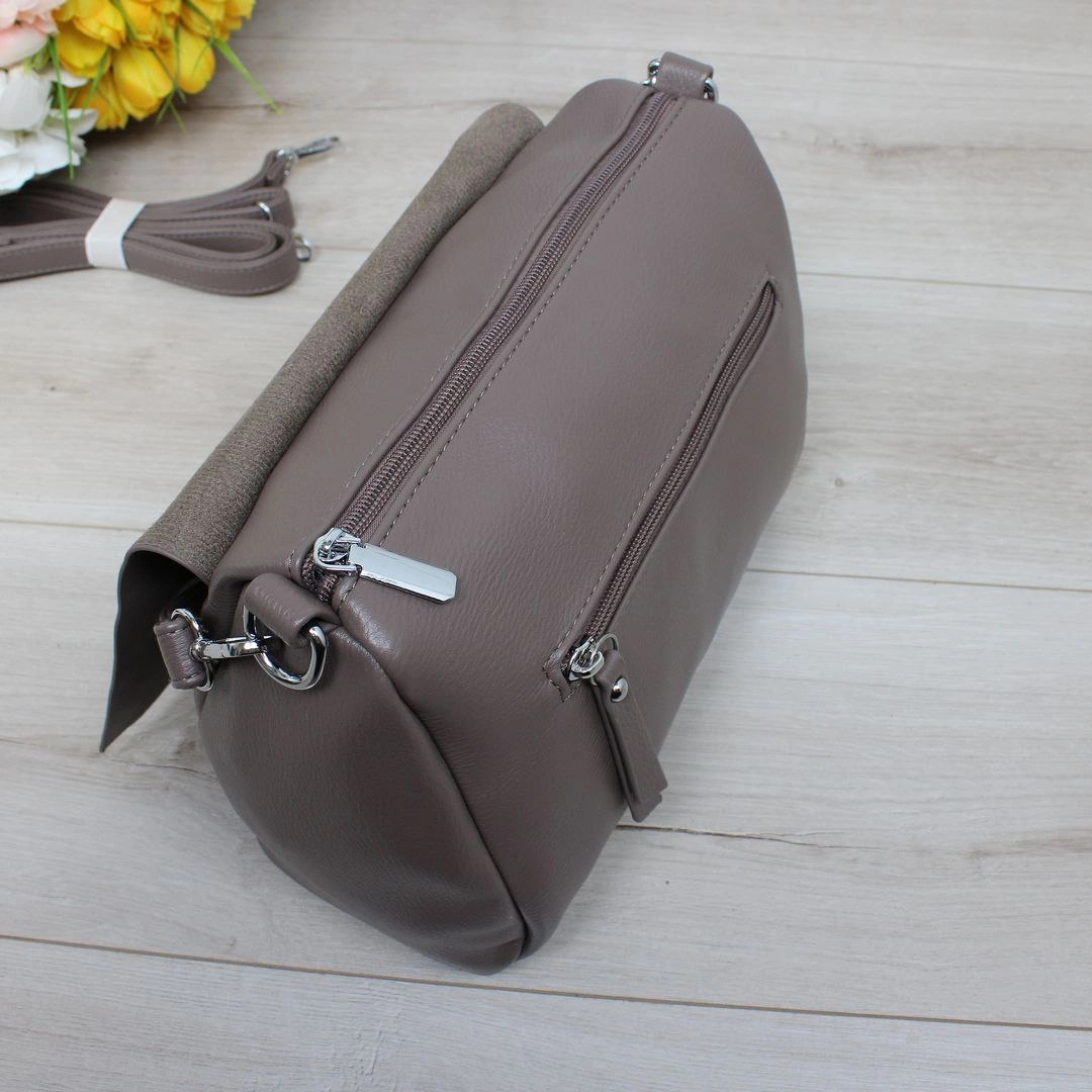 Жіноча сумка через плече містка з екошкіри кольору троянди