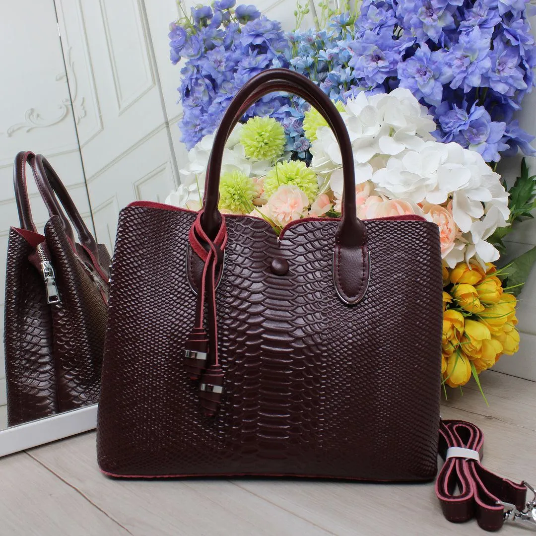 Сумка через плече бордо для престижної леді з трьома відділеннями