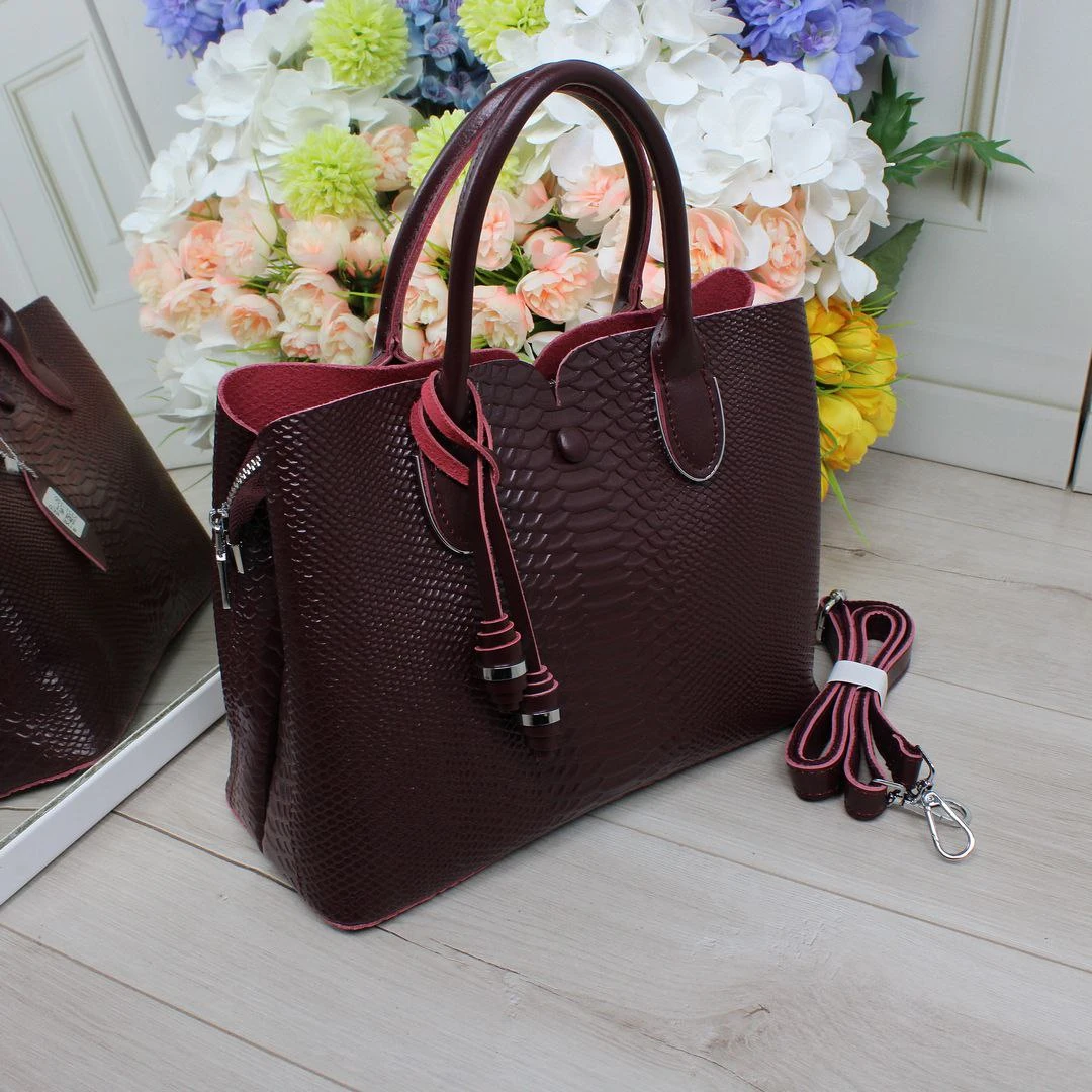 Сумка через плече бордо для престижної леді з трьома відділеннями