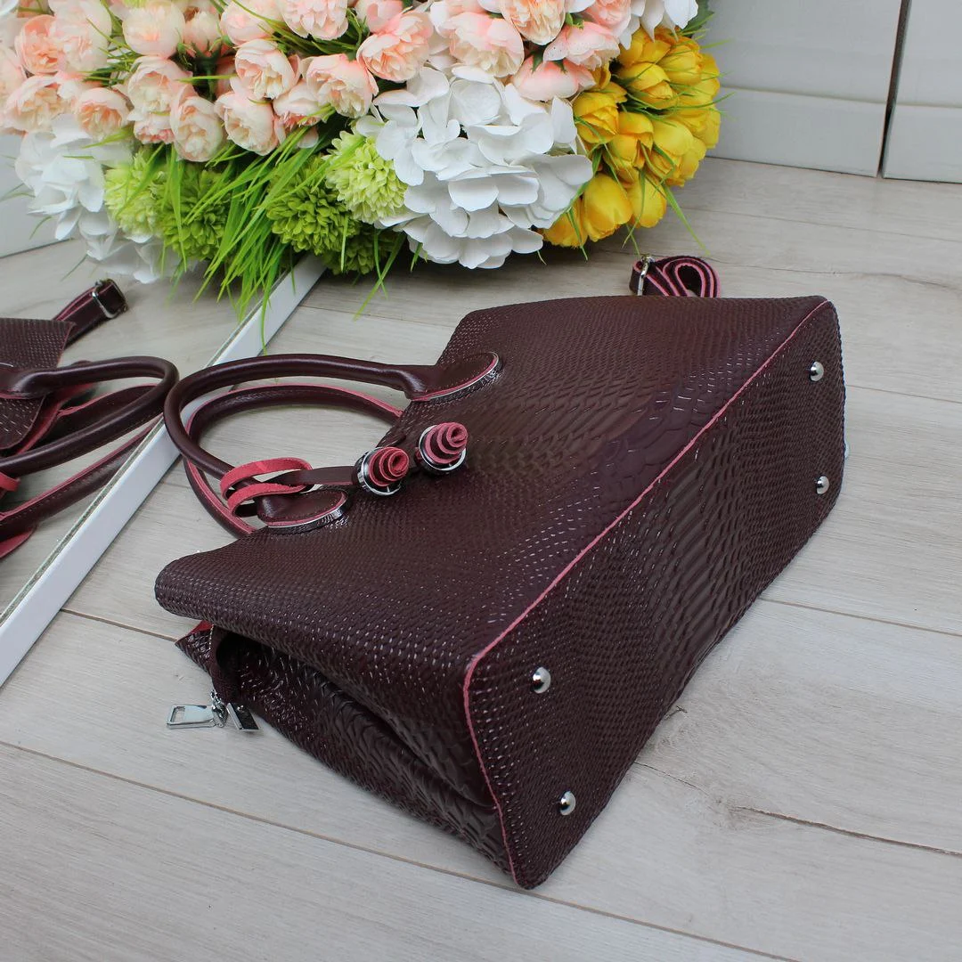 Сумка через плече бордо для престижної леді з трьома відділеннями