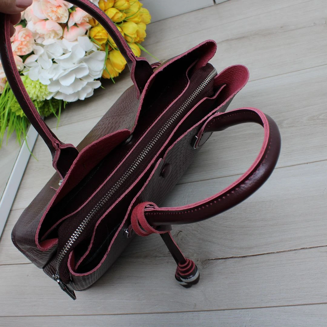 Сумка через плече бордо для престижної леді з трьома відділеннями