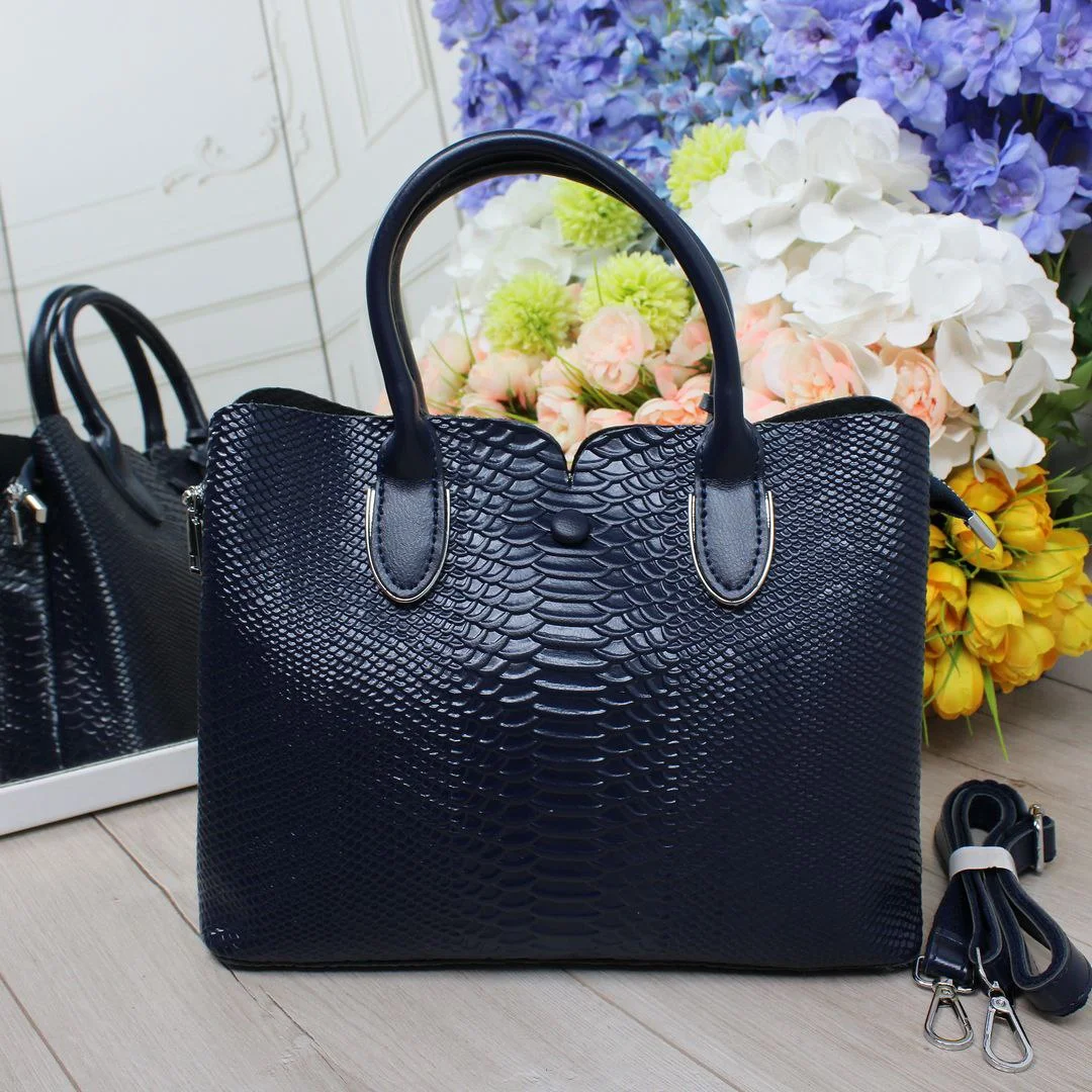 Синя шкіряна сумка через плече для подорожей літаком