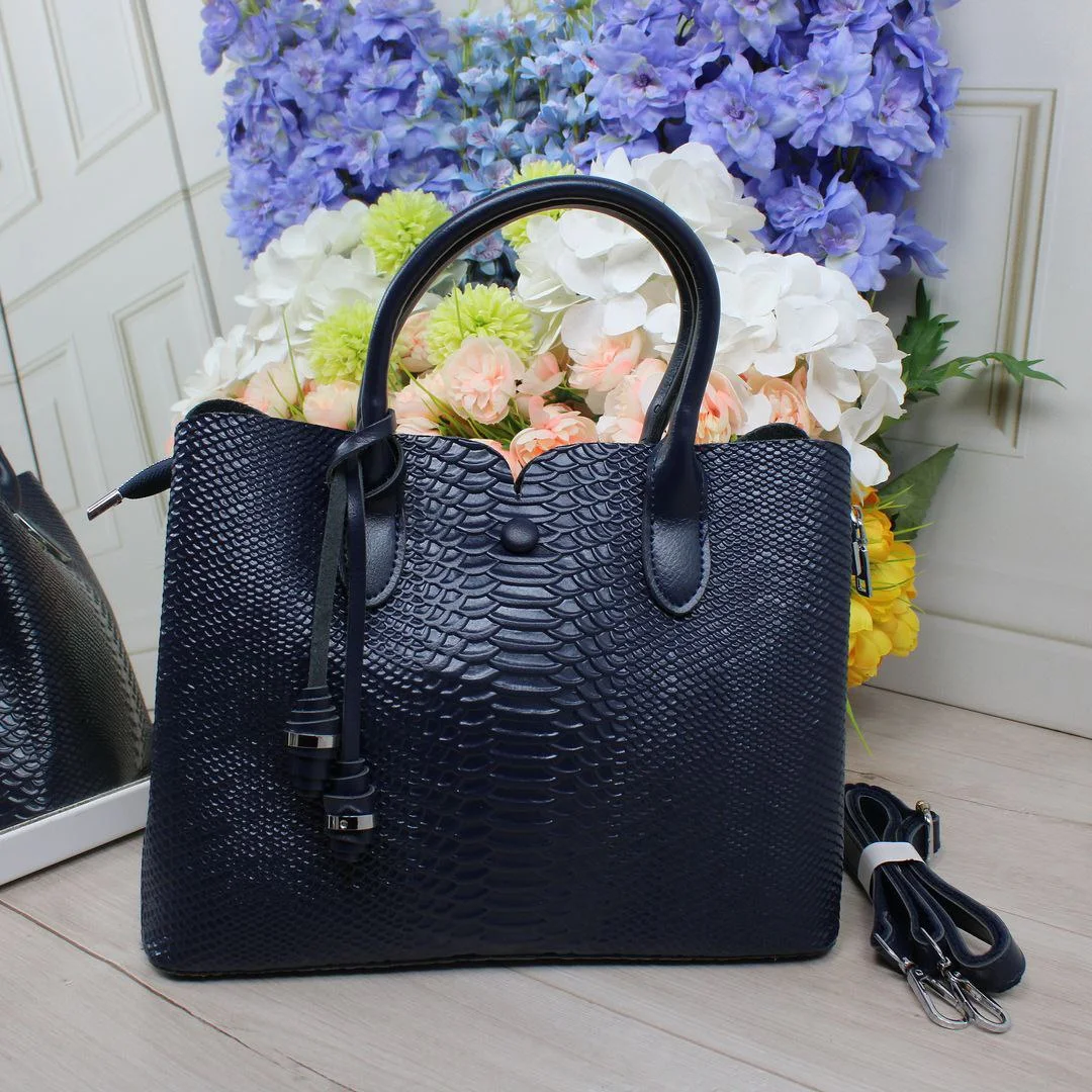 Синя шкіряна сумка через плече для подорожей літаком