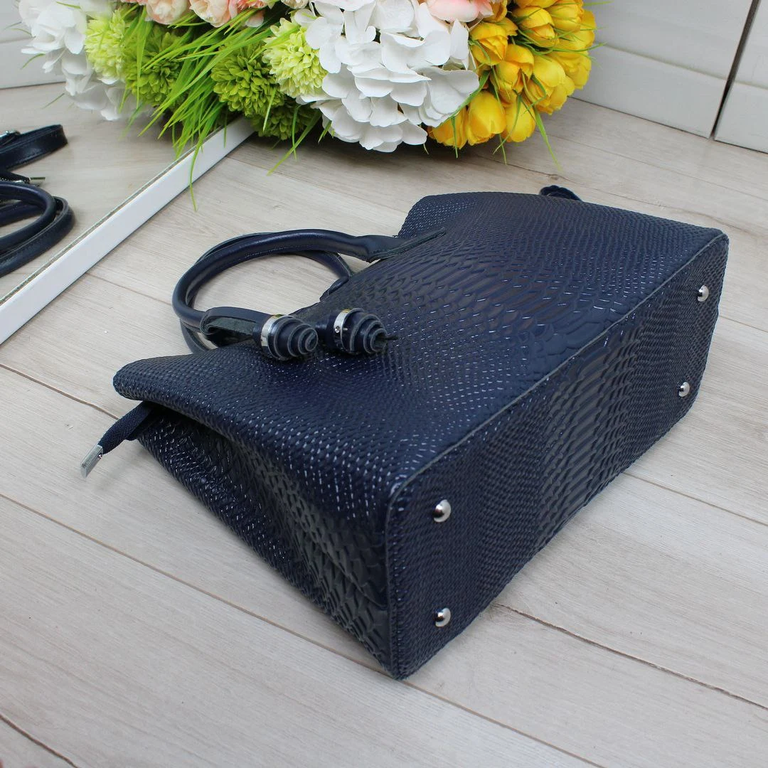 Синя шкіряна сумка через плече для подорожей літаком