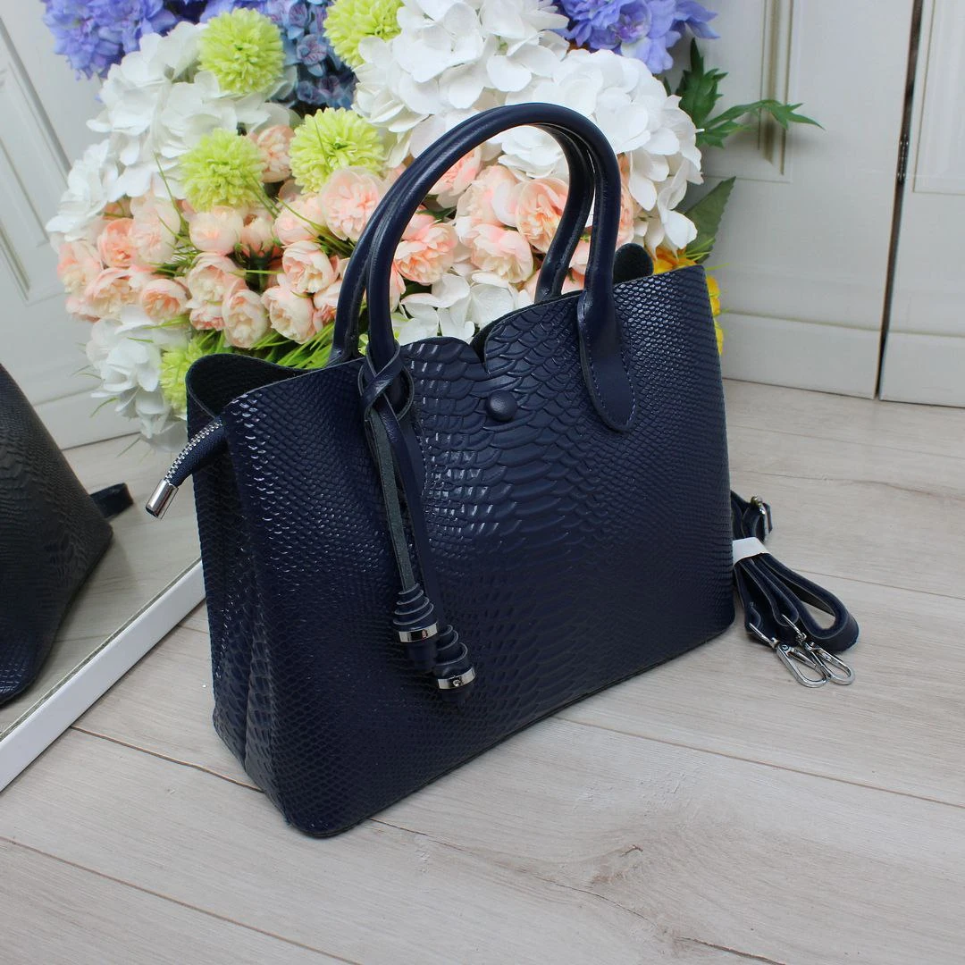 Синя шкіряна сумка через плече для подорожей літаком